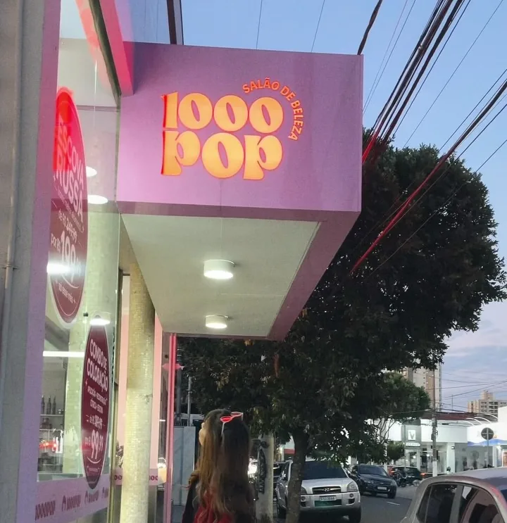 Fachada do Mil Pop com a placa rosa 1000 pop